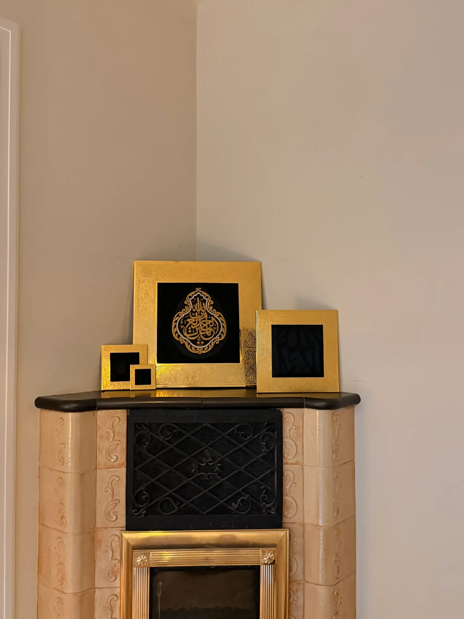 Alle vier Kiswah-Rahmengrößen gemeinsam auf einem Kamin arrangiert