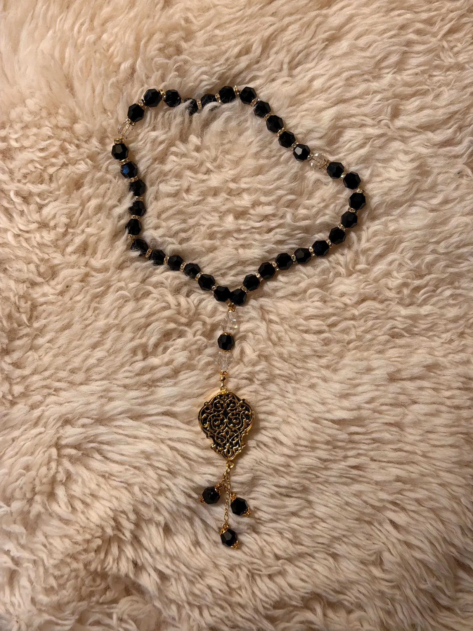 Schwarze Kristallperlenkette mit goldfarbenen Zwischenelementen und Filigran-Medaillon